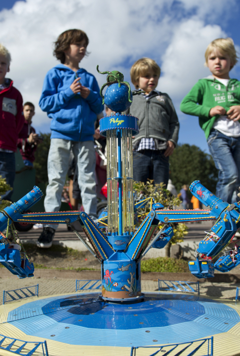 kinderen bij de kermis