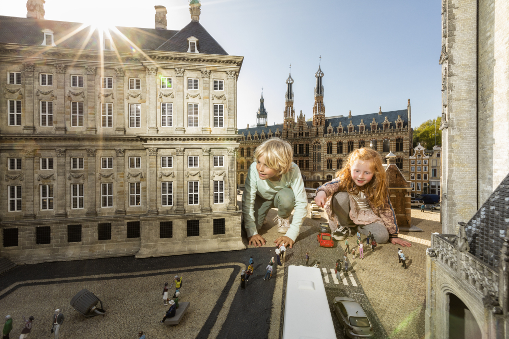 Kinderen tussen miniaturen
