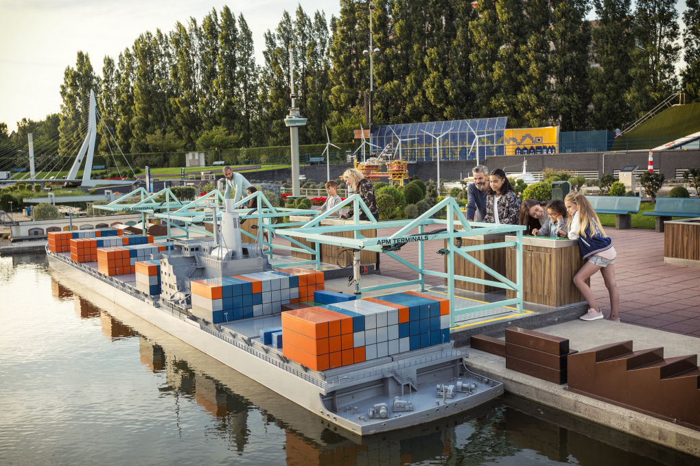 Containers laden in Rotterdam Madurodam