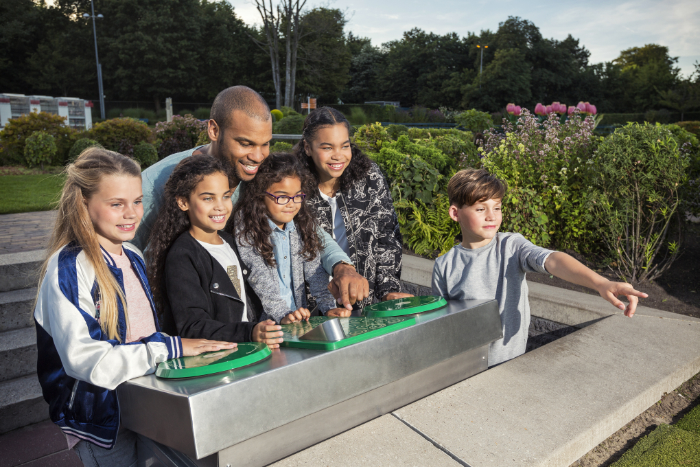 gezinsactiviteit waarbij kinderen en ouders aan een dj-tafel