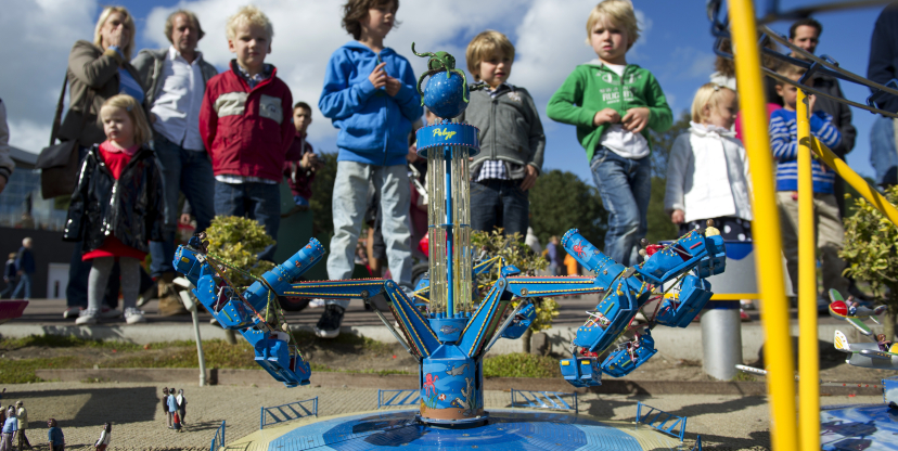 kinderen bij de kermis