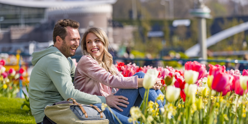 953_fullimage_stel tussen bloemen.jpg
