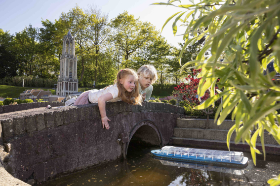 Bloemen kinderen op brug