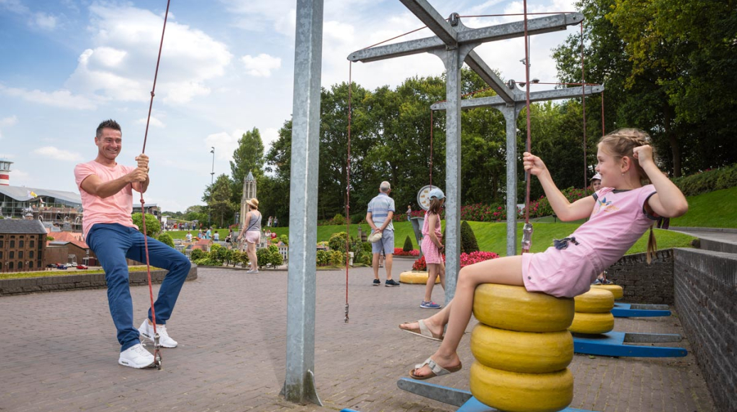 Kaas tillen in Madurodam