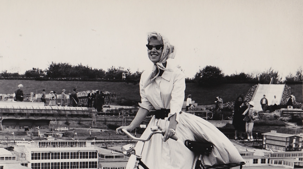 historische foto dame op fiets