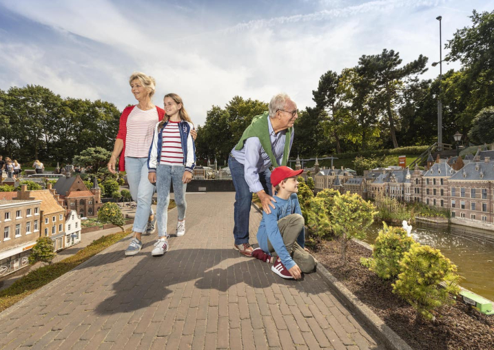 De hele familie in Madurodam tijdens een uitje in de meivakantie